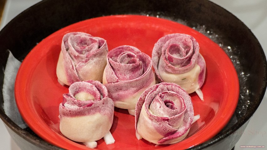 Розочки из слоеного теста с колбасой