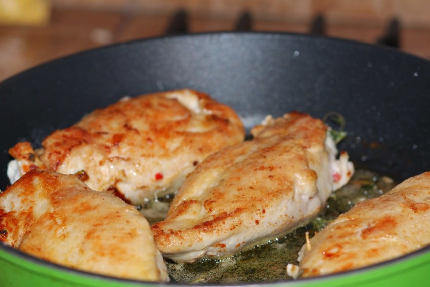 Куриная грудка на сковороде