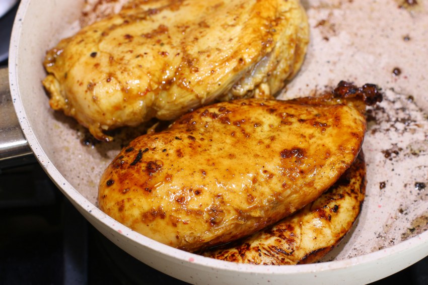 Куриное филе на сковороде