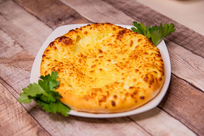 Хачапури по-аджарски с сулугуни