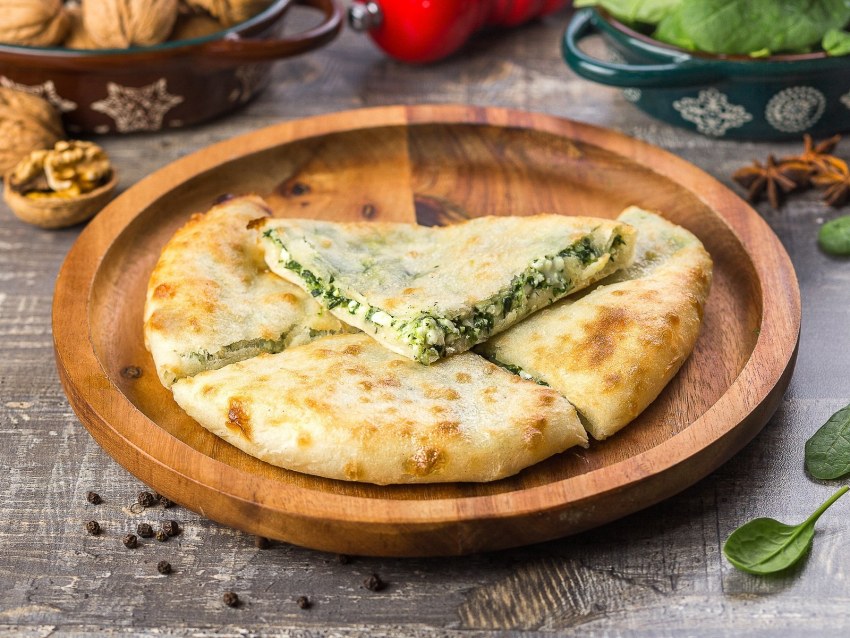 Хачапури по аджарски с сыром и шпинатом