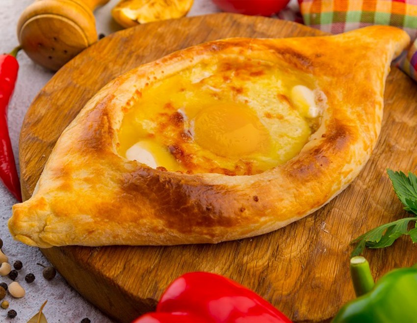 Хачапури по-аджарски с бастурмой