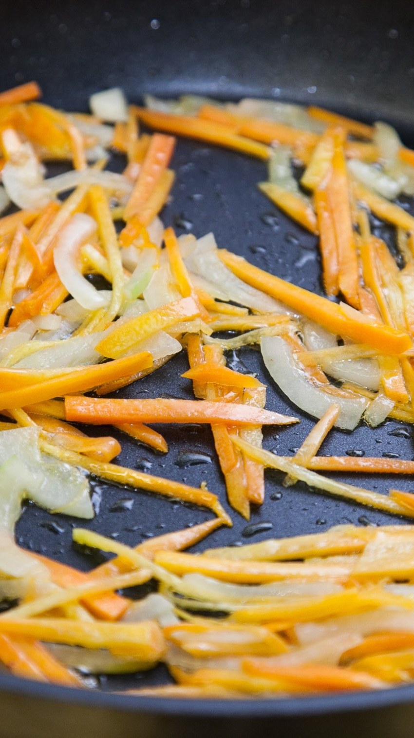 Нашинкованная капуста в сковороде