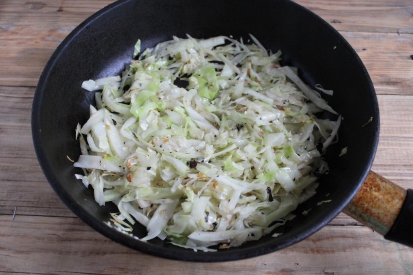 Жареная капуста на сковороде с луком