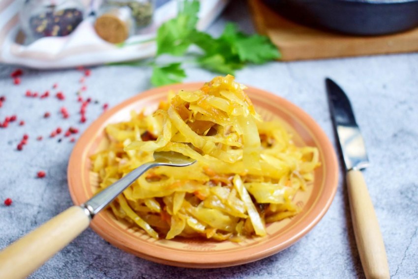 Жареная капуста на сковороде с луком