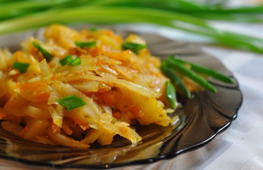 Белокочанная капуста тушеная