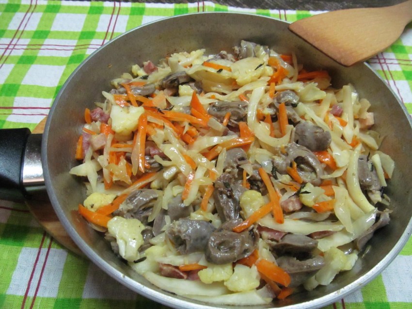 Куриные сердечки с капустой