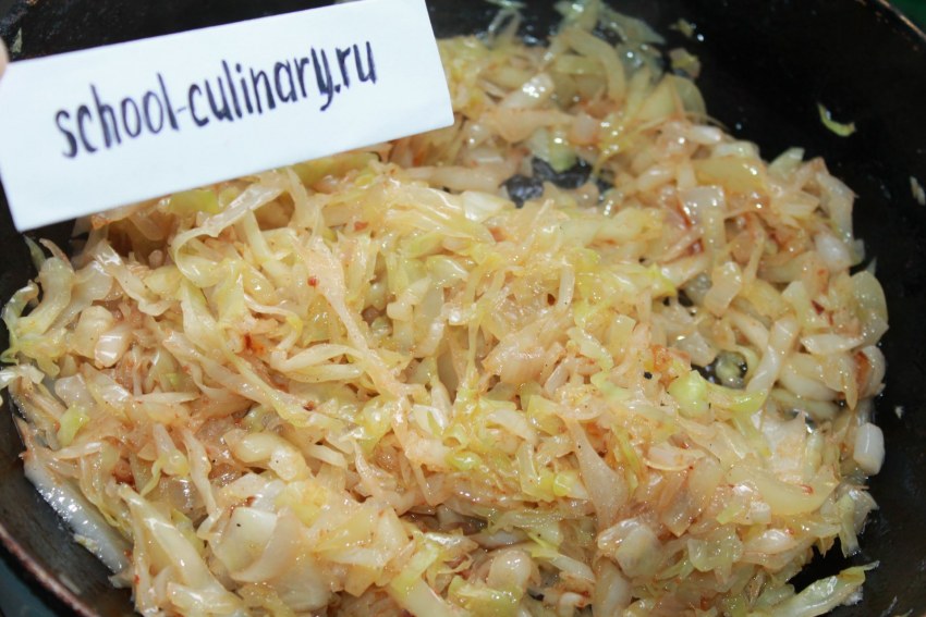 Тушеная капуста с пельменями