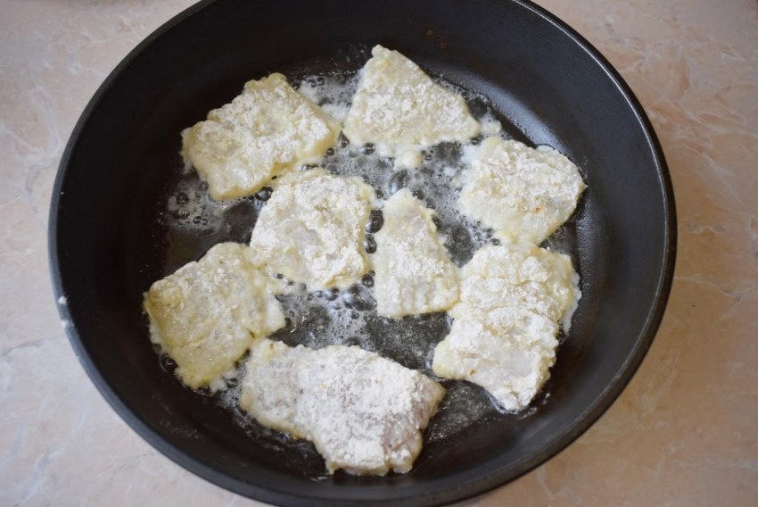 Минтай жареный на сковороде в муке