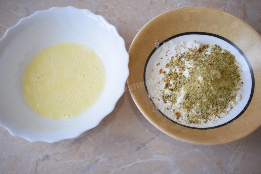 Минтай жареный на сковороде в муке и яйце