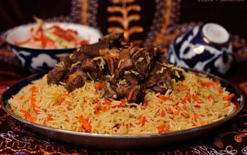 Плов на подносе