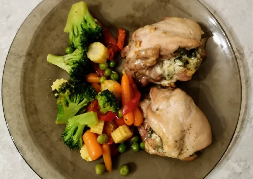 Куриная грудка с черносливом кармашки