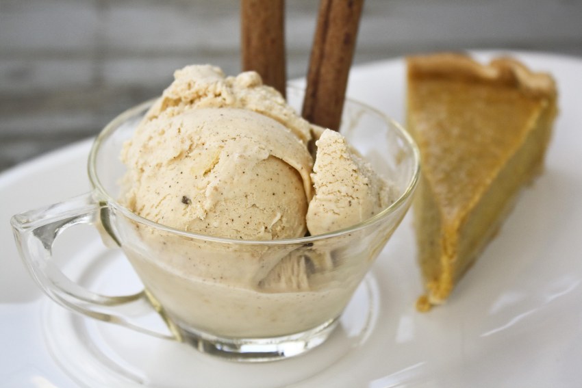 Бежевое мороженое