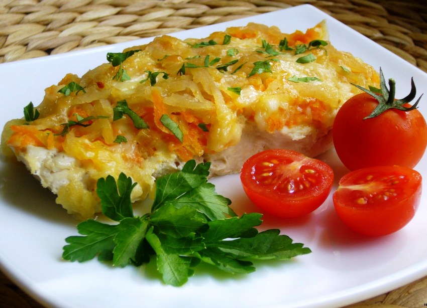 Курица в духовке с ананасами и сыром