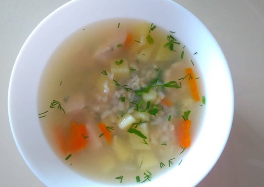 Рисовый суп в тарелке