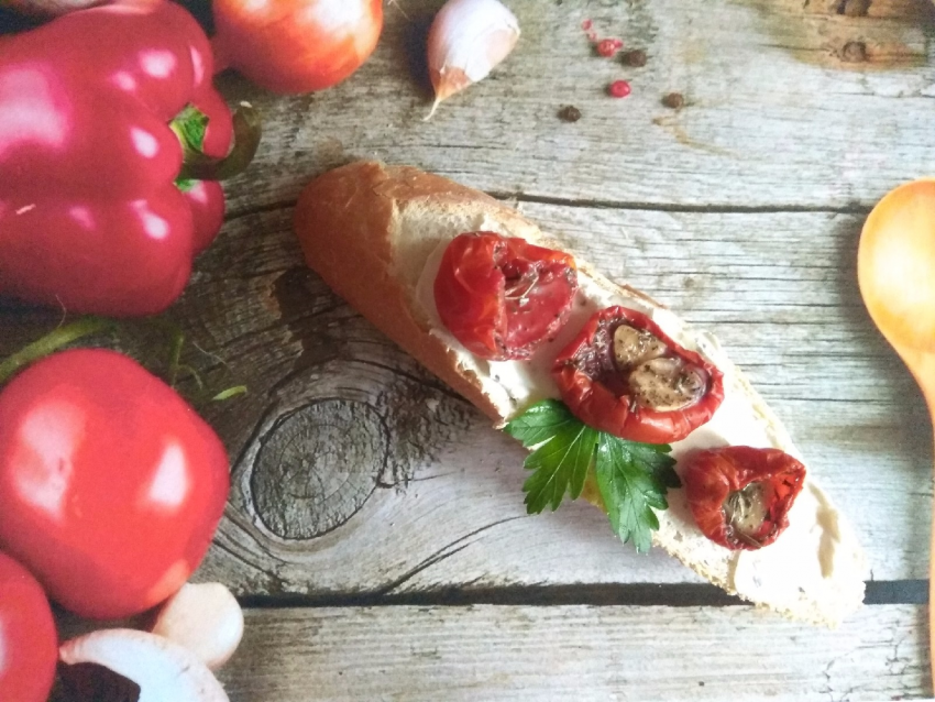 Брускетта с вялеными помидорами