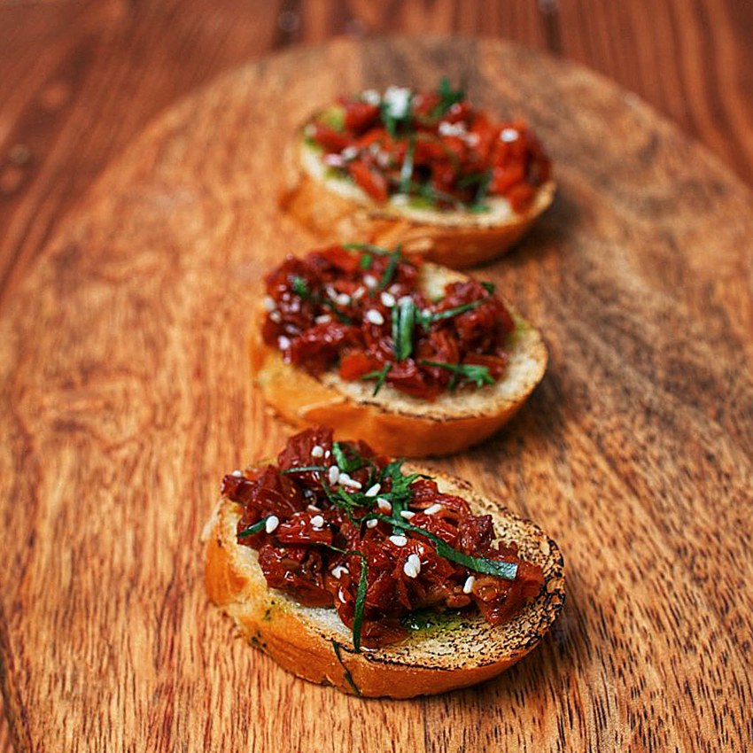 Брускетта с вялеными помидорами