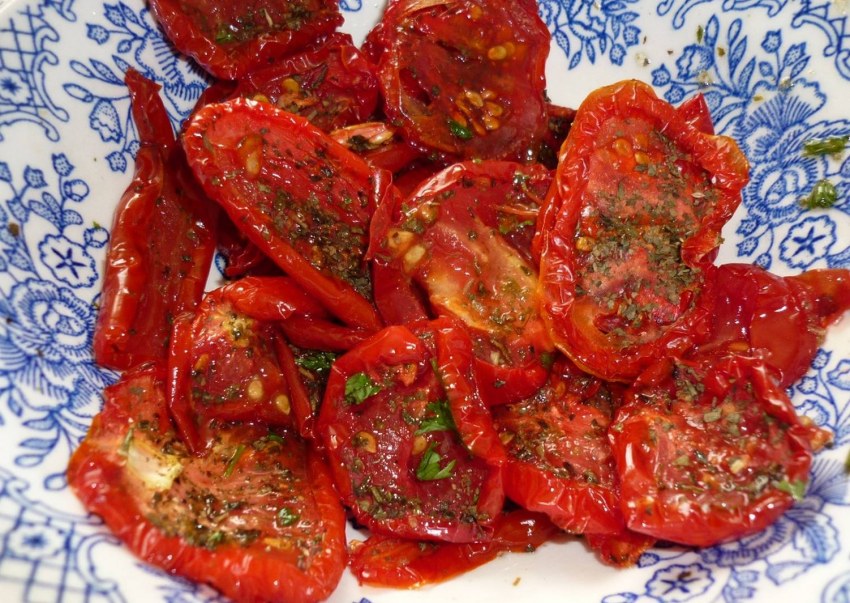 Канапе с вялеными помидорами