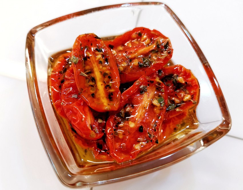 Брускетты с вялеными помидорами и творожным сыром