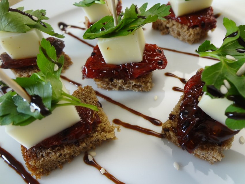 Канапе с вялеными помидорами