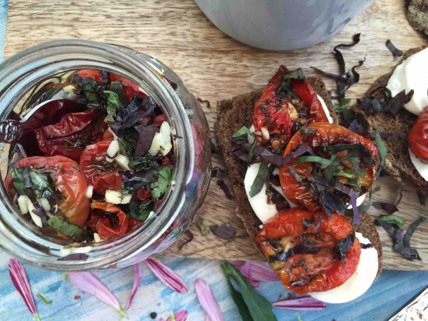 Брускетта с авокадо и помидорами