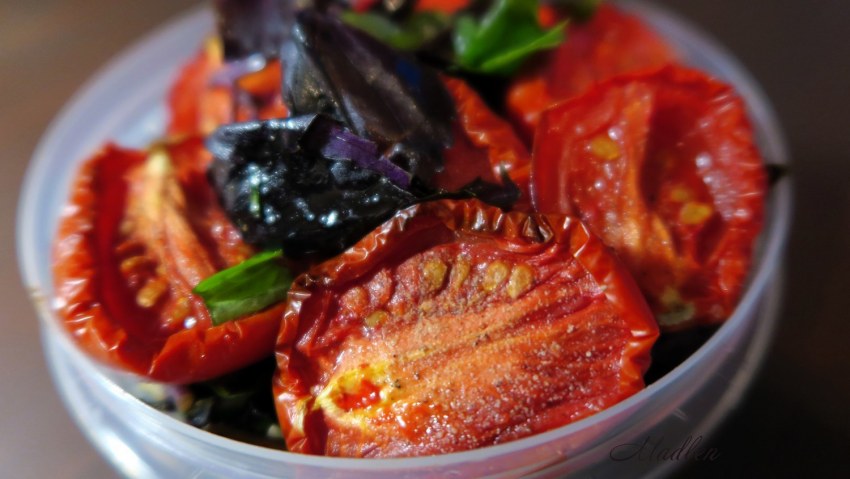 Сырные шарики с вялеными помидорами