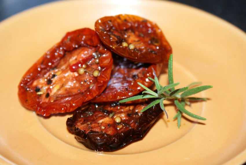 Брускетта с вялеными помидорами