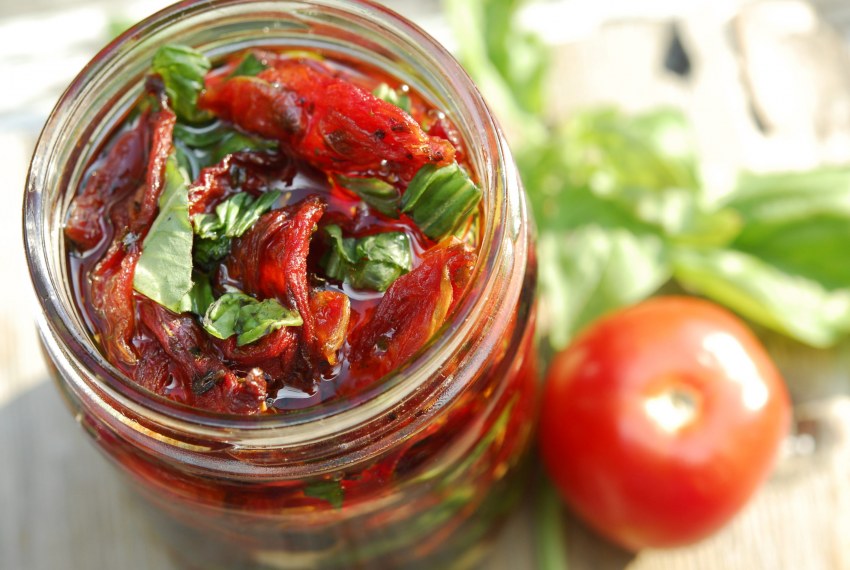 Салат с вялеными помидорами и моцареллой и курицей