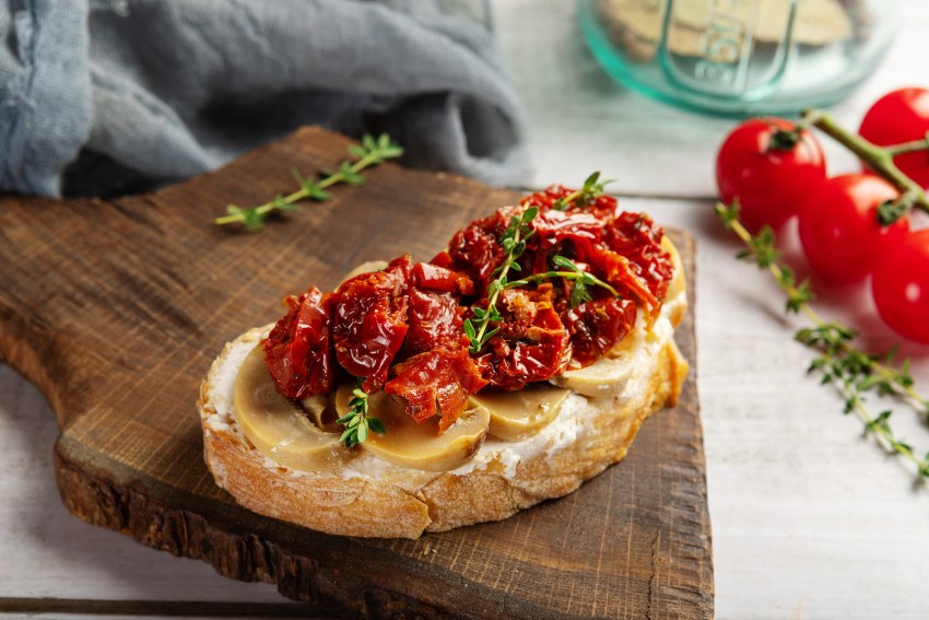 Вяленые помидоры и вино