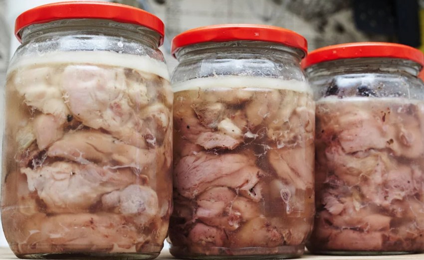 Тушенка из курицы в стеклянной банке