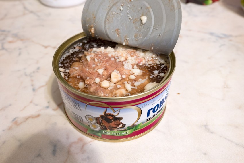 Почему мясо в тушенке сухое