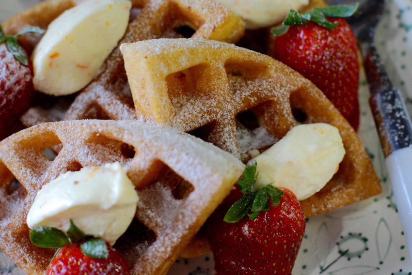 Десерт с вафлями