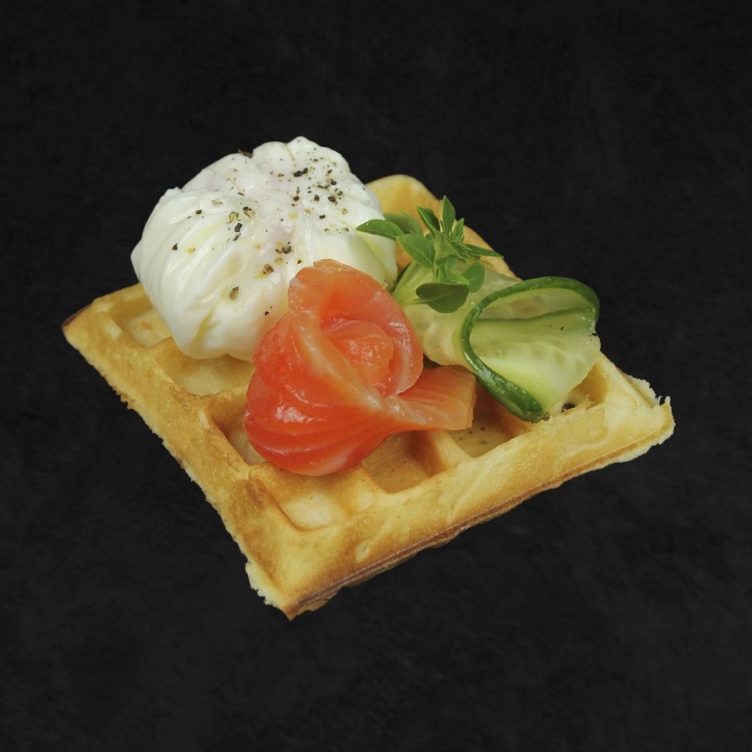 Вафли с беконом и яйцом пашот