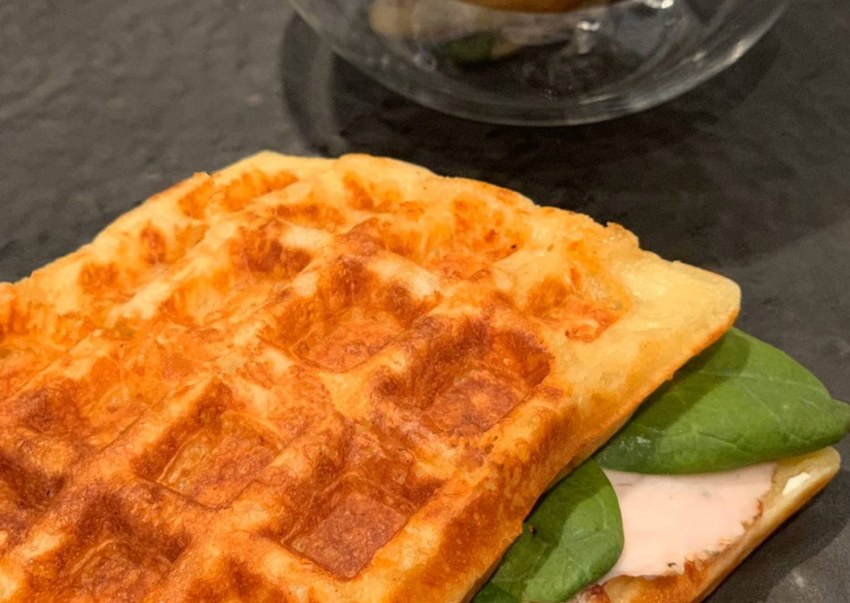 Сырные вафли с яйцом пашот