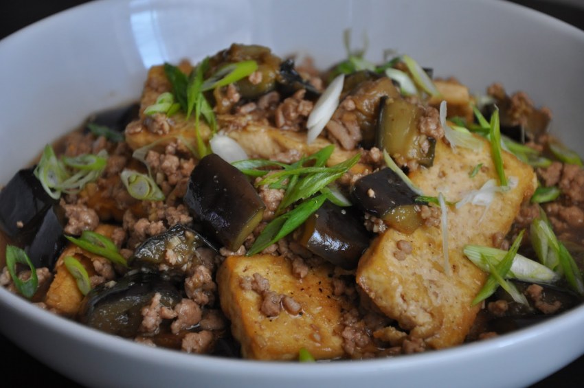 Баклажаны тушеные с овощами на сковороде