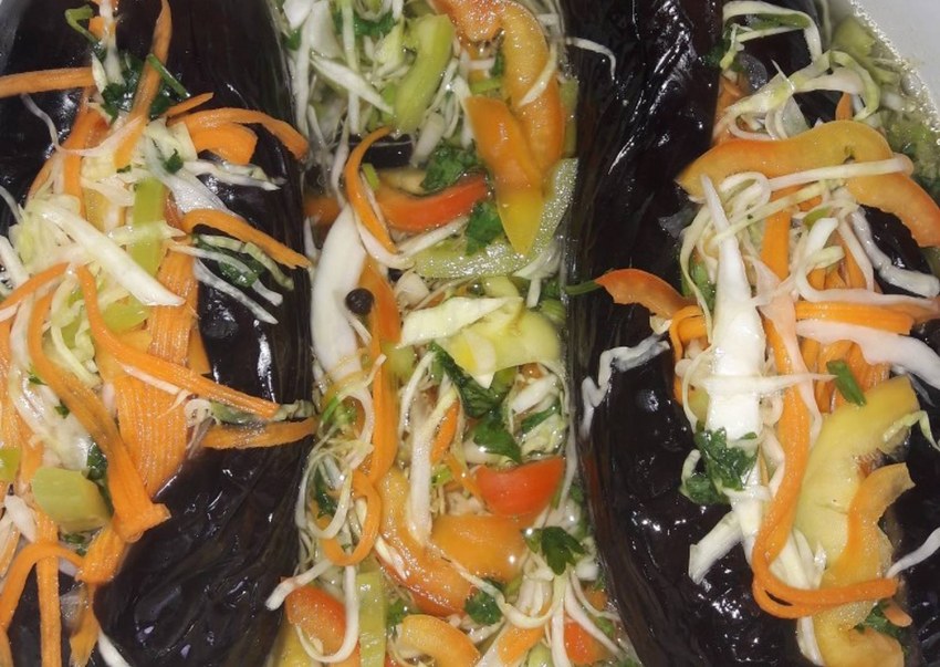 Кабачки с овощами на сковороде