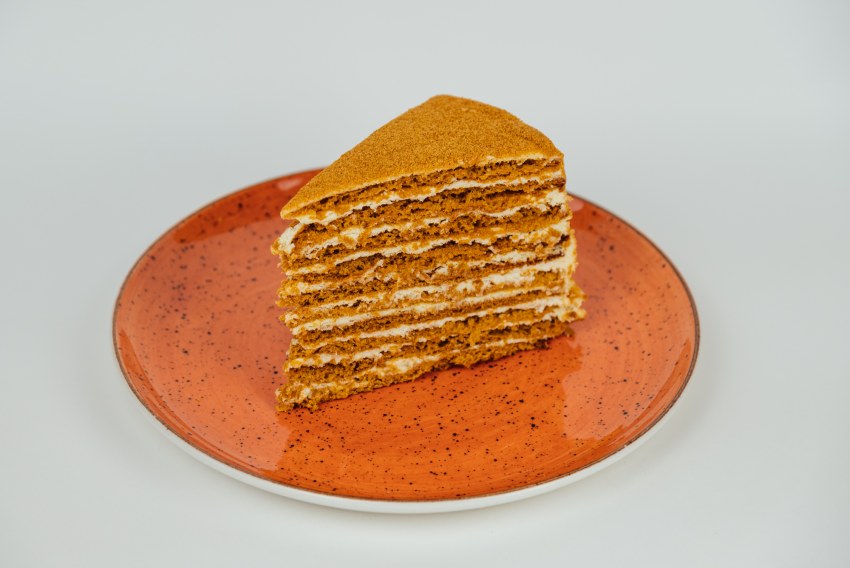 Пирожные медовик со сметанным кремом