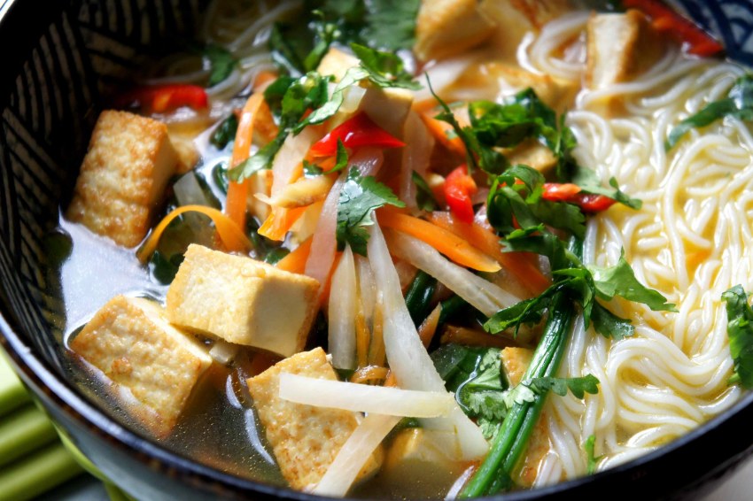 Куриный суп в кастрюле