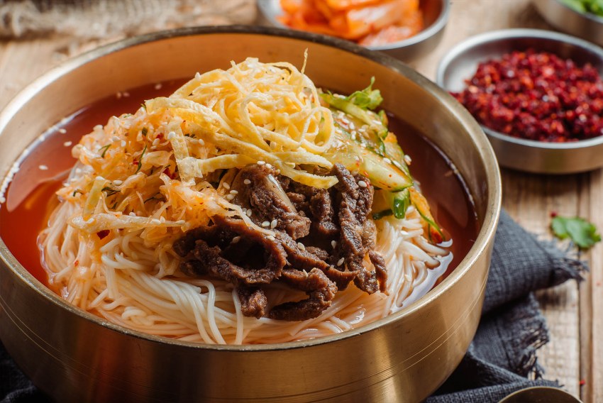 Куриный суп с лапшой вид сверху