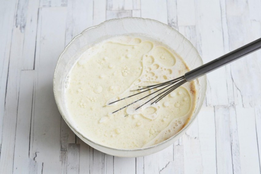 Приготовить блины без комочков на молоке и с яйцами