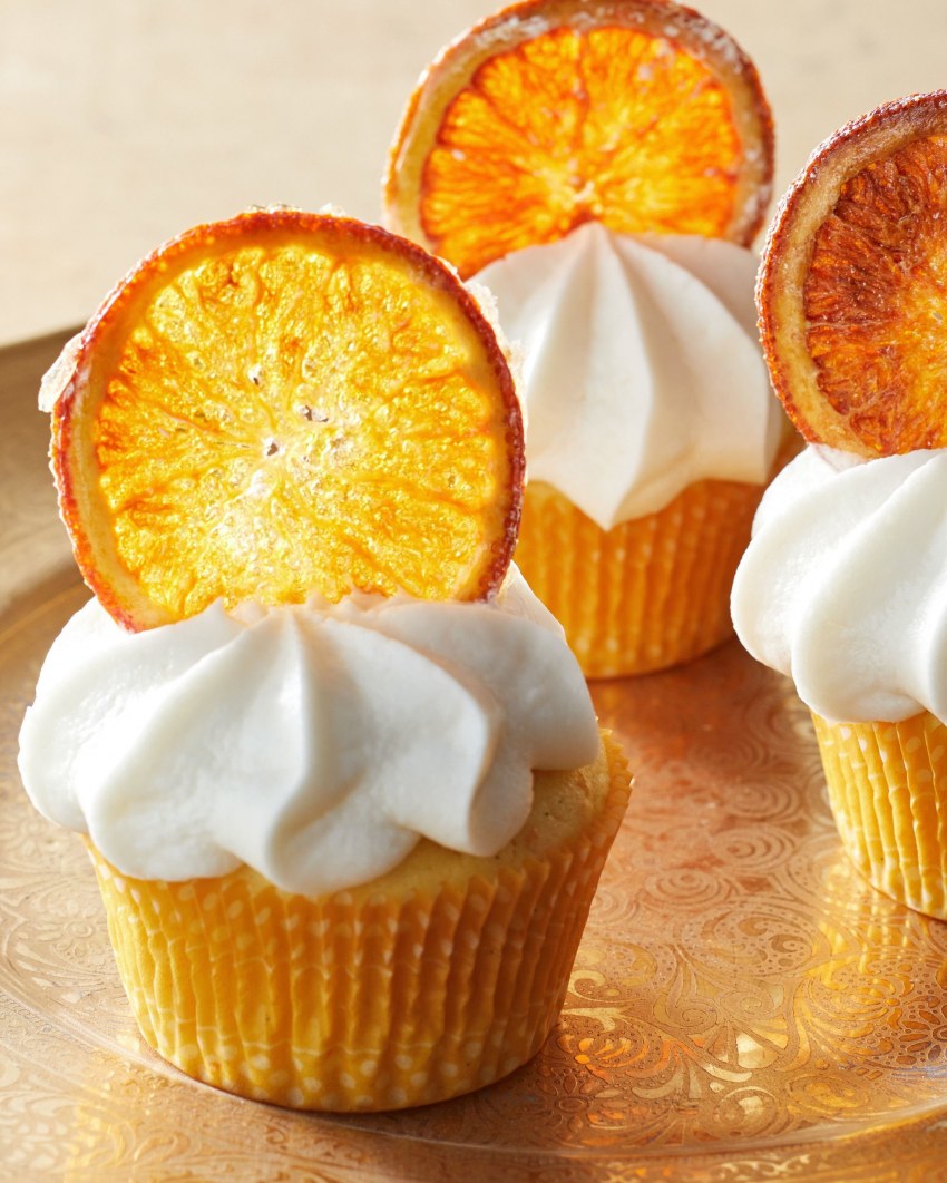 Капкейки оранжево белые