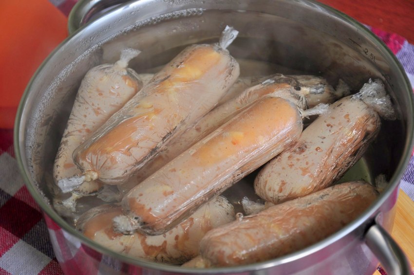 Куриные сосиски в пленке