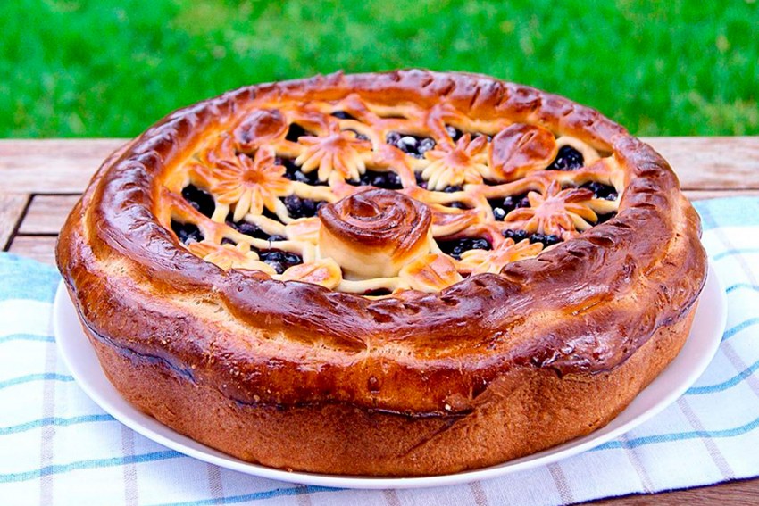 Пирожок дрожжевой с черникой