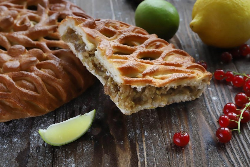 Открытый пирог с ягодами из дрожжевого теста