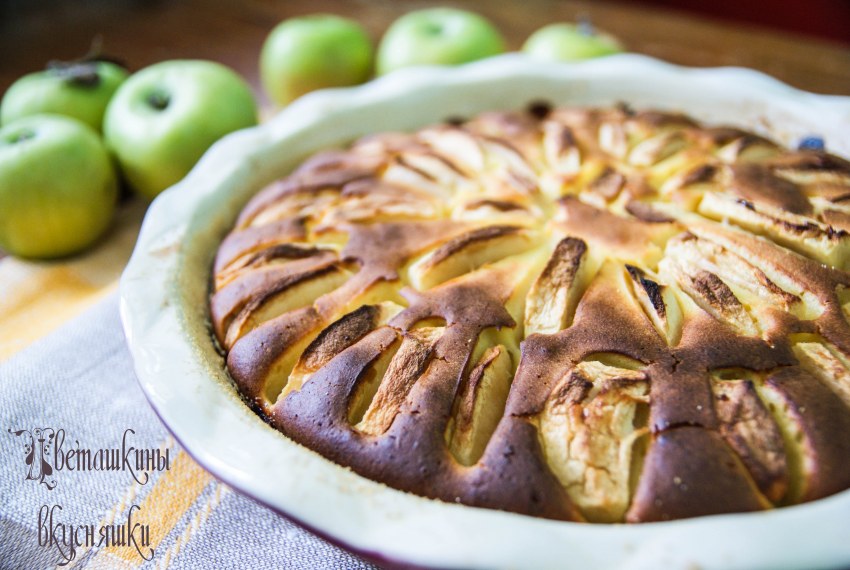 Пирог с яблоком и вишней