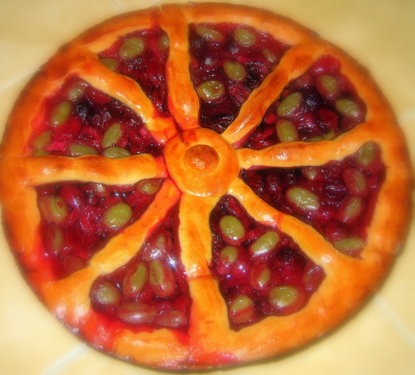 Пирог с ягодами и орехами