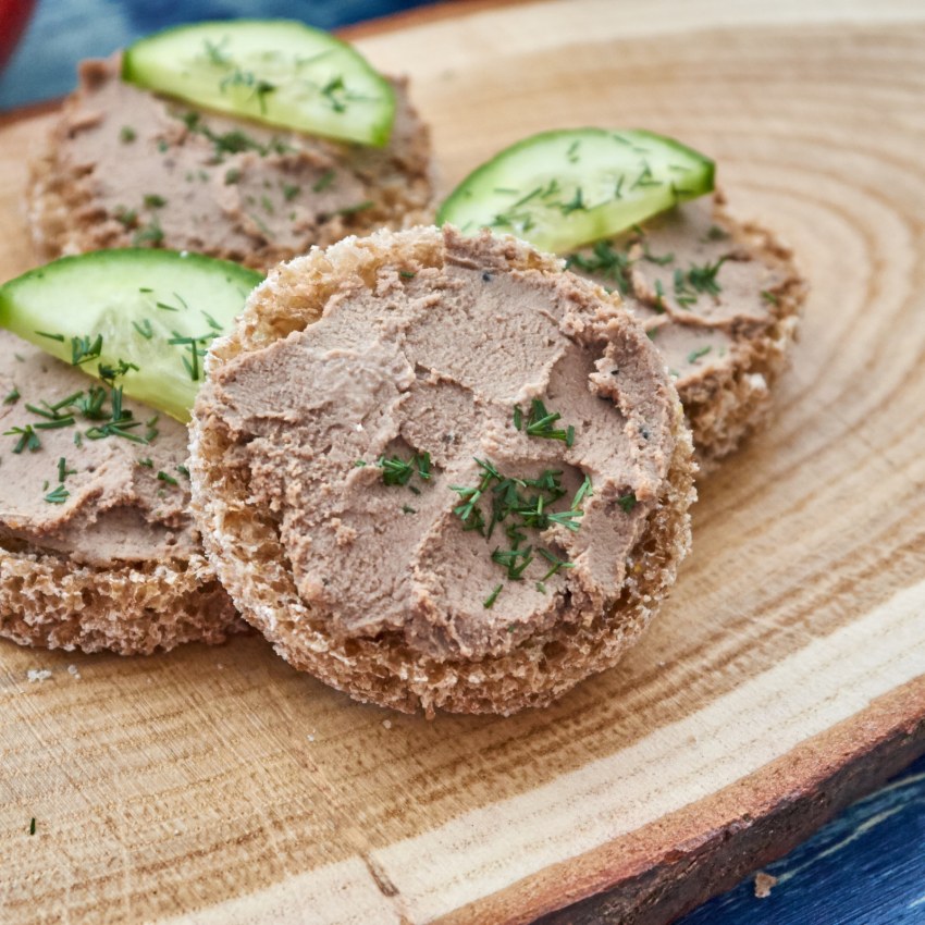 Тосты с паштетом из куриной печени