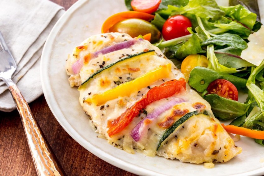 Куриная грудка с ананасами и сыром в духовке