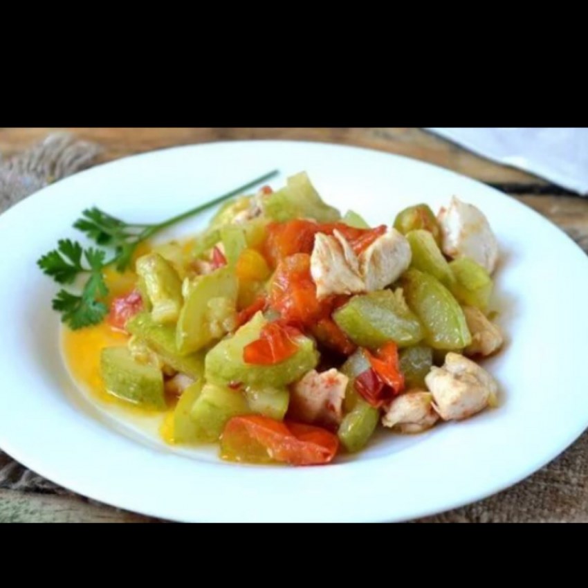 Кабачки тушеные с курицей