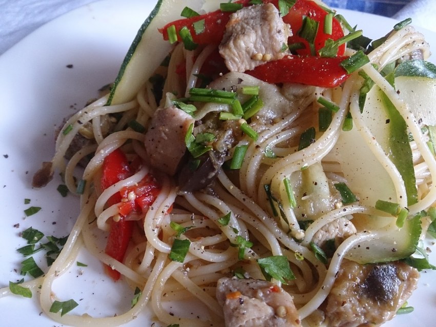 Спагетти с куриной грудкой и кабачками